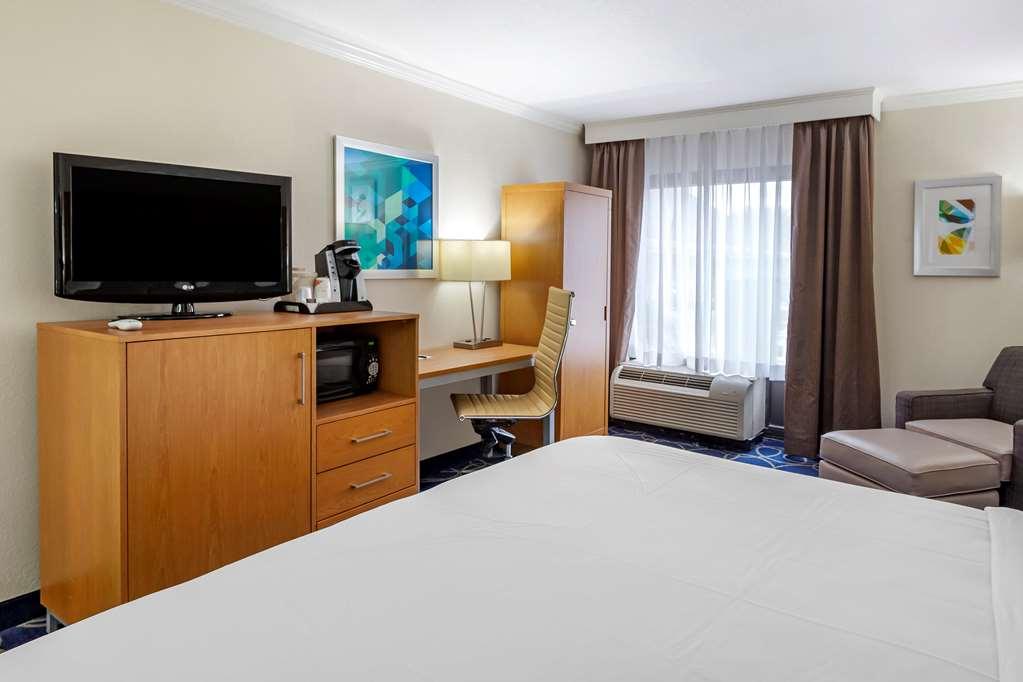 Comfort Inn & Suites Houston I-10 West Energy Corridor Room photo